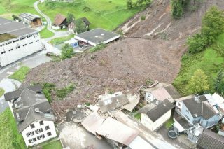 Les masses de terre ont enseveli plusieurs bâtiments mardi soir à Schwanden.
